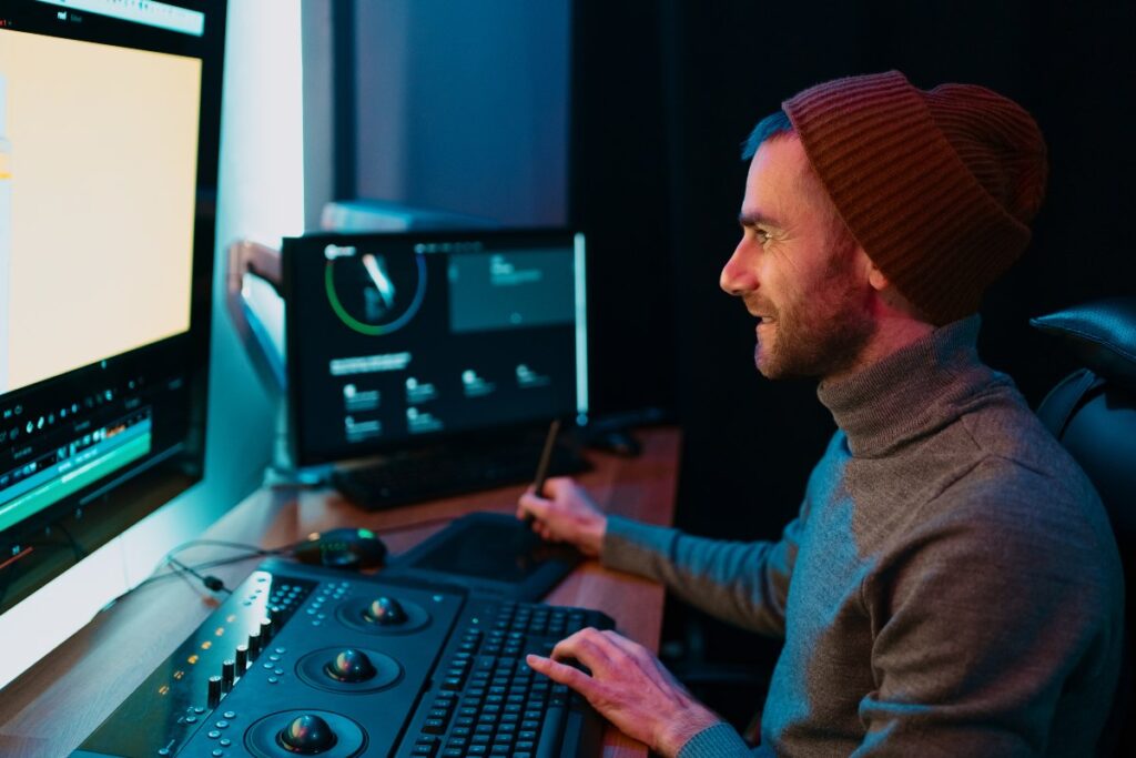 tecnico del suono corregge le tracce audio